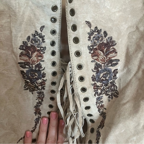 Leather Vintage Floral Studded Vest with fringe - Picture 3 of 5